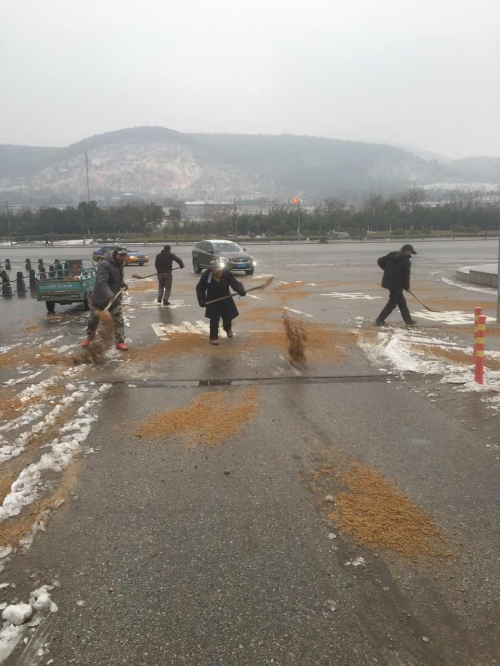 昌湖物业做好南湖东大门道路防滑，保障车辆安全通行。