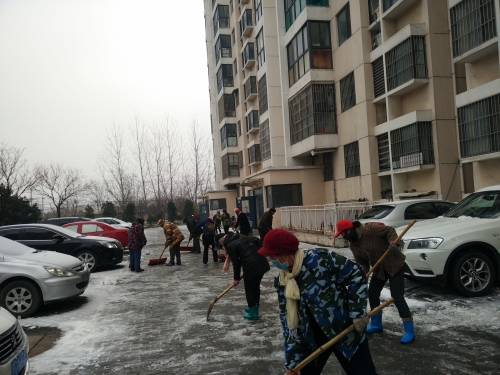 文昌家属区物业确保千家万户安全出行，清理积雪，情暖人心。